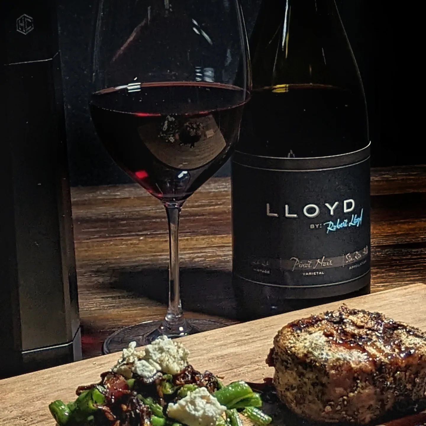 Food and Wine are just made for each other. First thank you to @lloydcellars for sending this exceptional Pinot Noir. The aromatics on the nose are some of the best I have ever experienced! It paired wonderfully with the fresh cracked pepper from the @hexclad peppermill pepper and highlighted the dishes' flavors overall. When the wine and food are in harmony and both at the top of their game you are in for a treat. Not only was I excited to enjoy this fantastic pairing, but I am also excited to get to meet the Lloyd and HexClad teams at the @calwinefestThe Pinot Noir was paired with a @Spiceology rosemary dijon rubber pork chop and grilled over an open flame. As a side, I sauteed some fresh green beans in my HexClad pan, cooking the green beans with some black pepper bacon, and topping them with crispy shallots and Boursin cheese. The subtle smoke from the pork, the earthiness from the green beans, the fresh black pepper, and the creamy cheese balanced with the crispy shallots were just a perfectly balanced meal. Each bite is followed by a sip of this incredible wine. Wine should be enjoyed by those of legal drinking age only. #DrinkLloyd #Hexclad #CalWineFest #ChardonnayPowered #SpiceUpYourKitchen #PinotNoir #FoodandWine #PorkChop #WinePairing #gourmetmeals